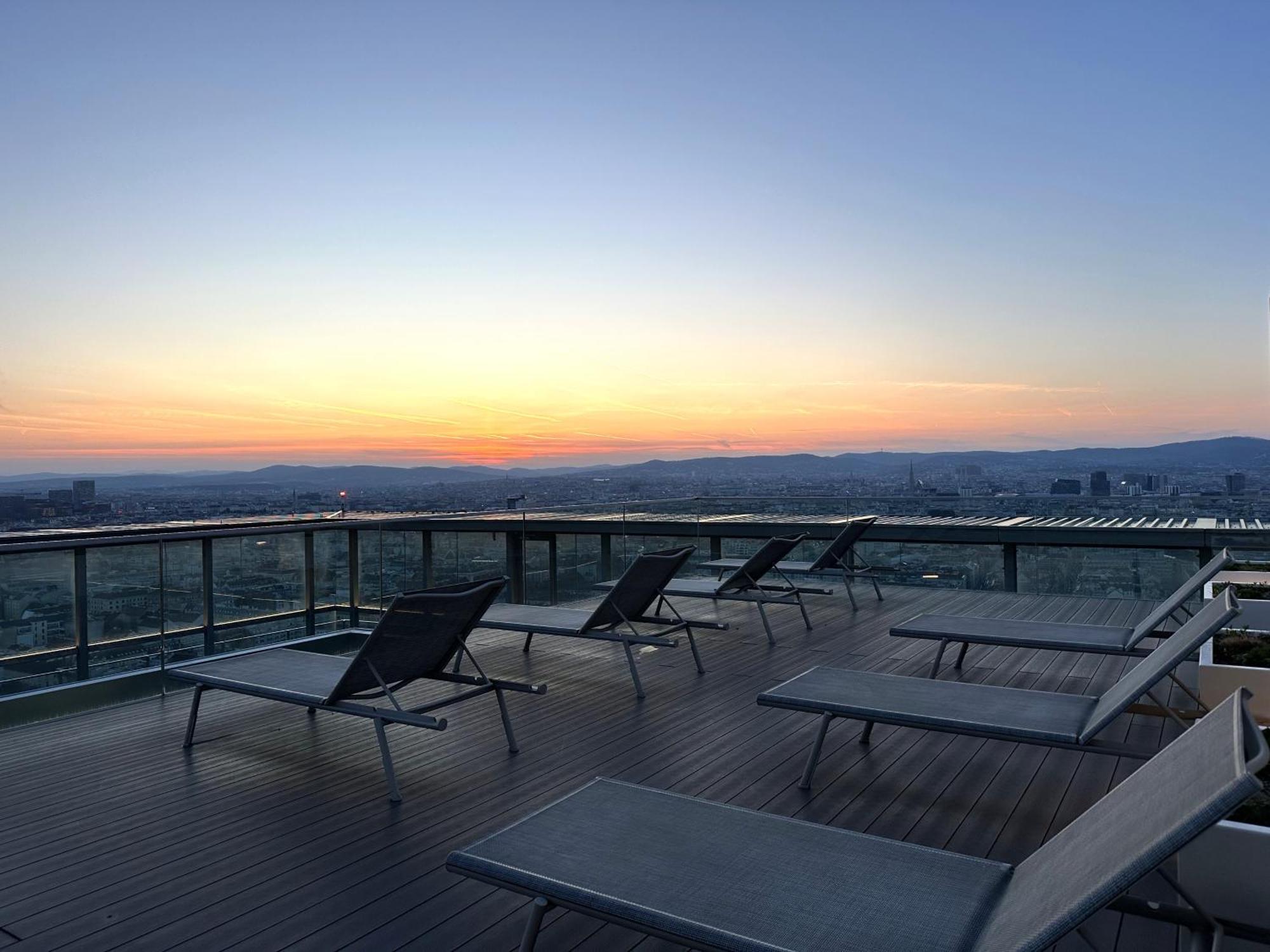 וינה Panorama Sky Apartment I Rooftop Pool I Metro Station מראה חיצוני תמונה