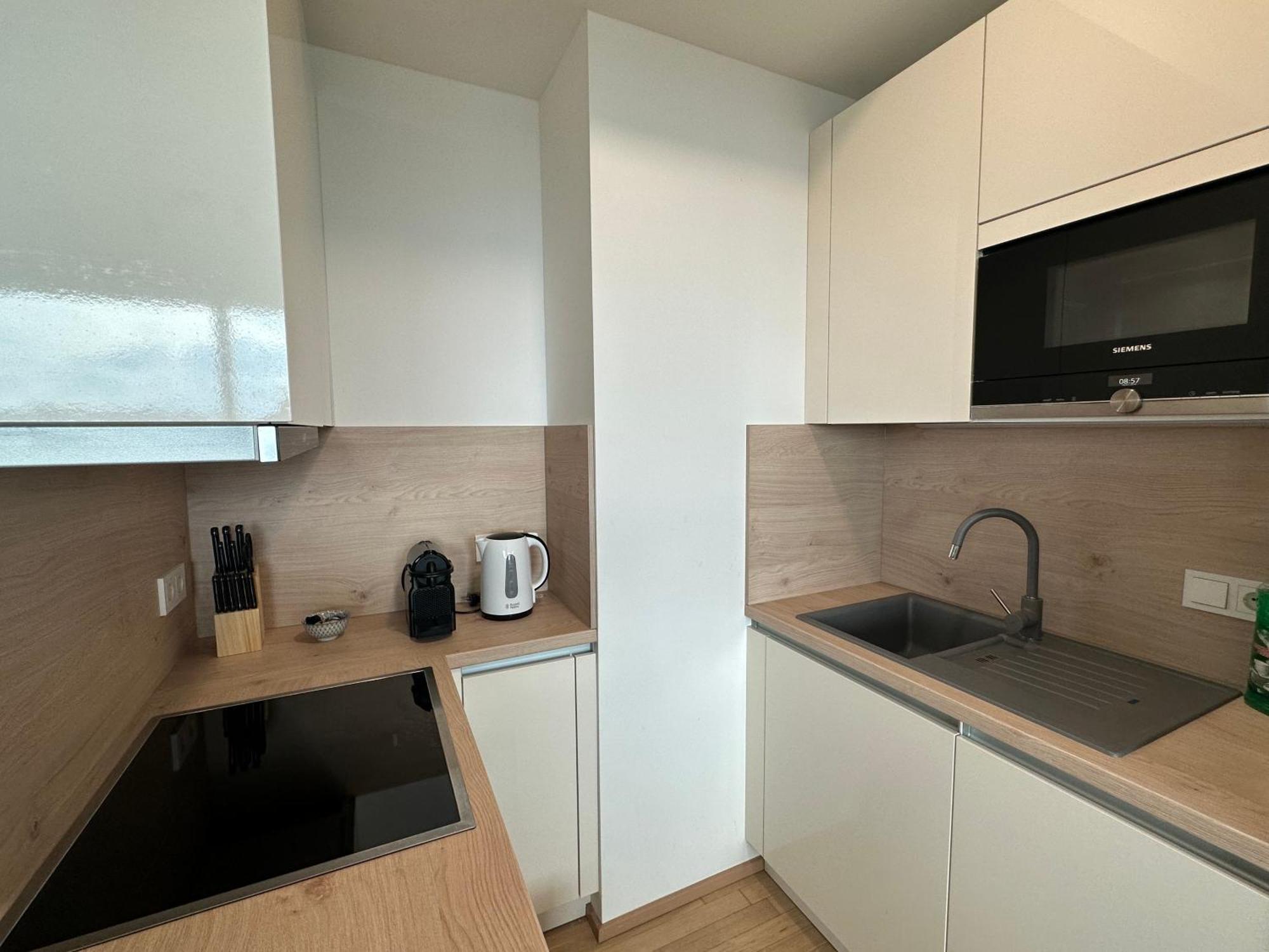 וינה Panorama Sky Apartment I Rooftop Pool I Metro Station מראה חיצוני תמונה