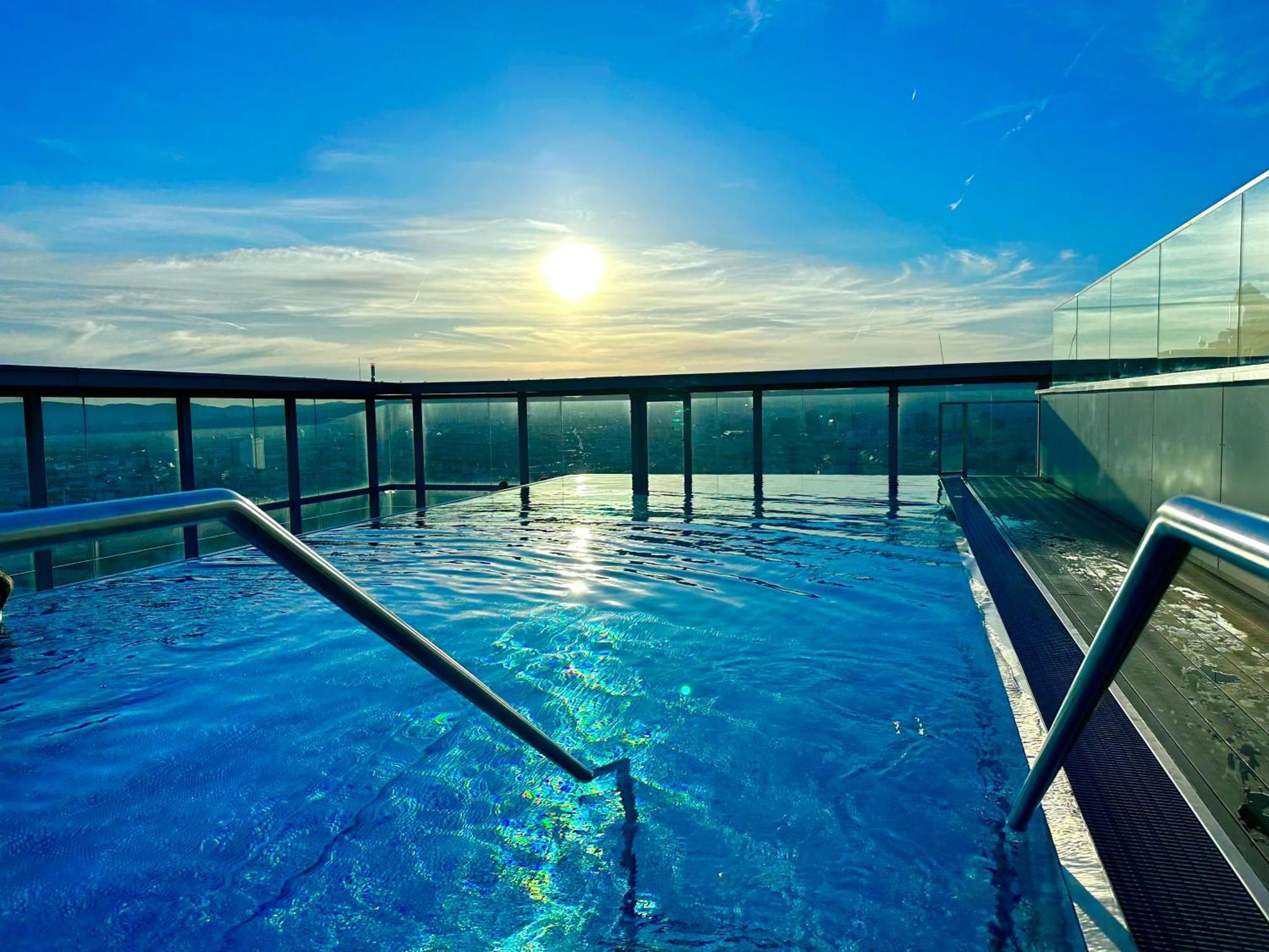 וינה Panorama Sky Apartment I Rooftop Pool I Metro Station מראה חיצוני תמונה